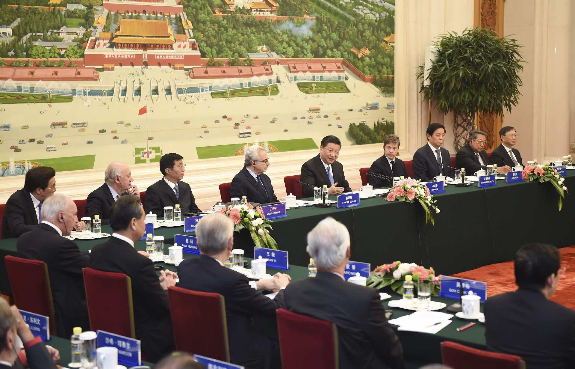 President Xi Jinping Meets with International Delegates Attending the 2015 Understanding China Conference