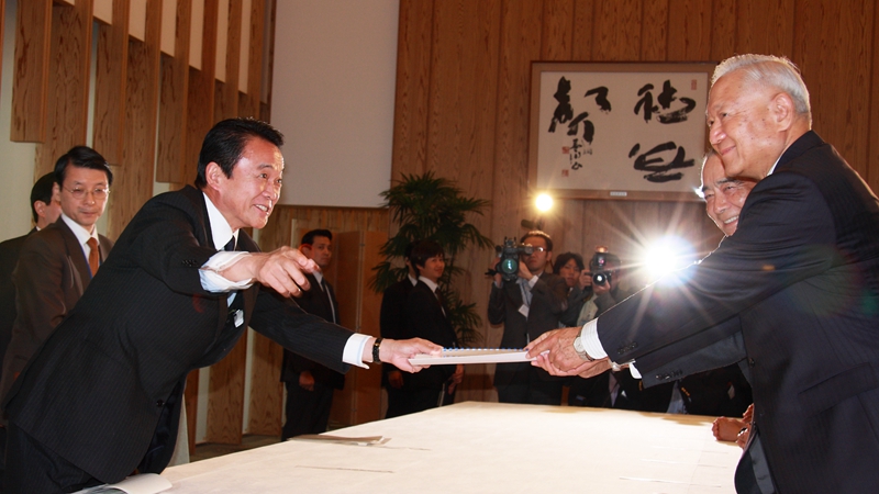 2012年9月，会见时任日本首相麻生太郎.jpg