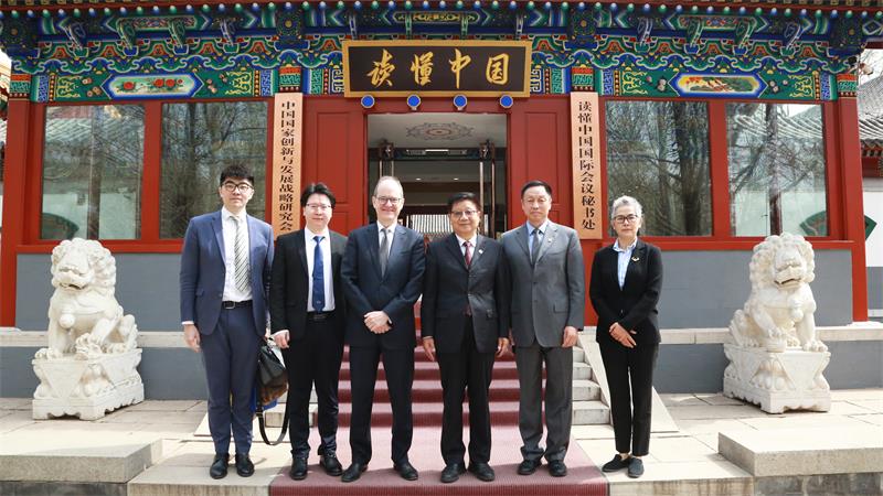李君如会见英中贸易协会候任主席、英国施罗德投资集团中国事务主席吴思田爵士