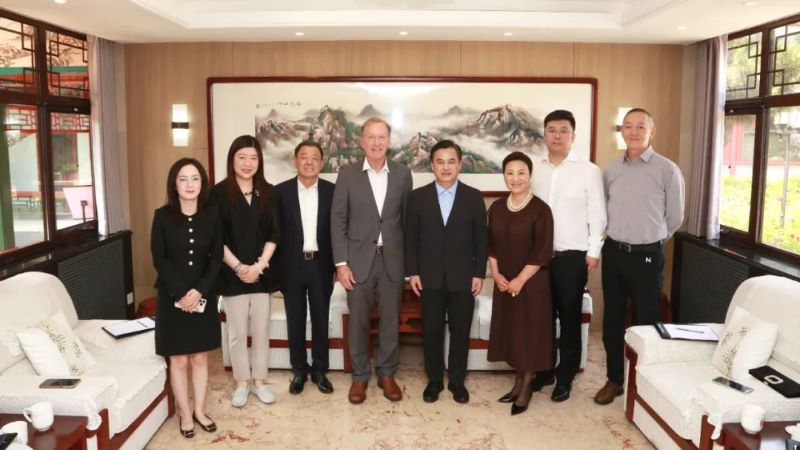 Vice Chairman and Secretary-General Wang Boyong meets with Mr. Neil Bush, Chair of the George H. W. Bush Foundation for U.S.-China Relations