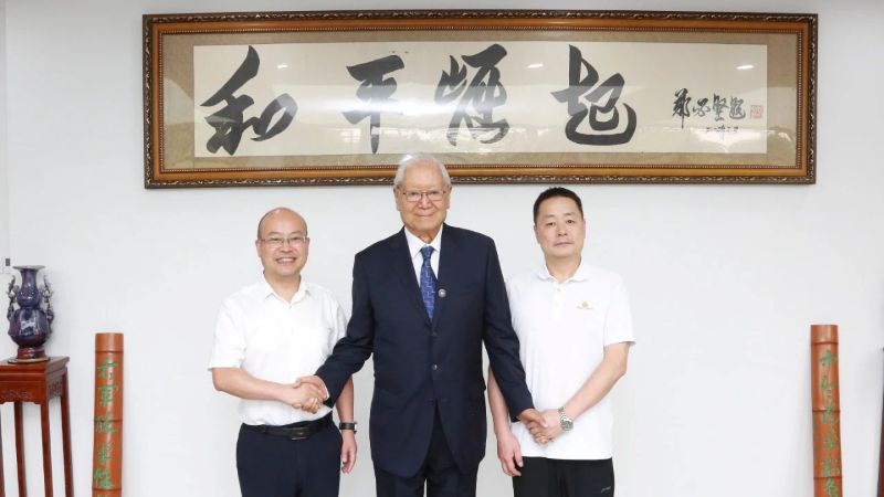 郑必坚会见重庆南开中学党委书记冉孟凯一行